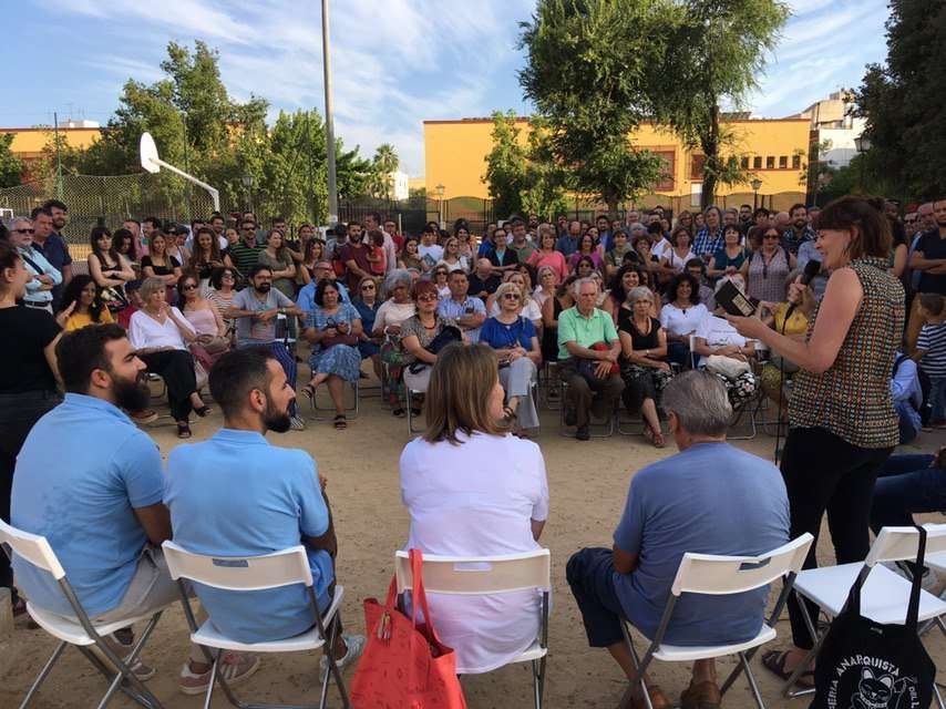 Entidades vecinales, ONGs y colectivos sociales han celebrado un acto solidario con los menores migrantes acogidos en la Macarena