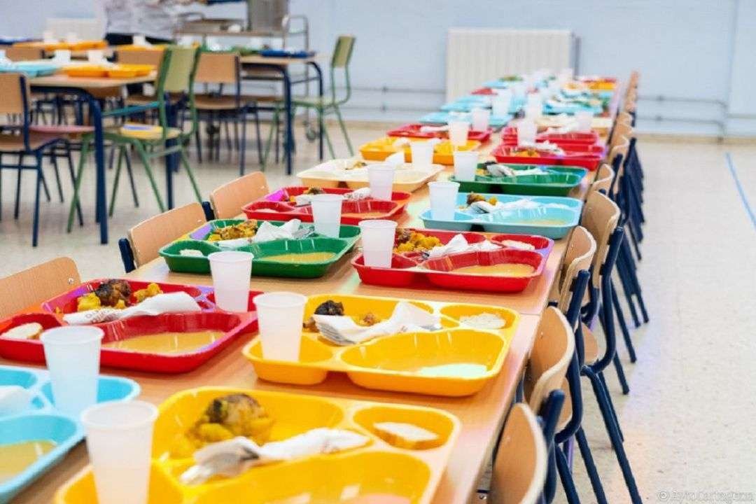 Adelante califica de ‘timo de la estampita’ el anuncio de Imbroda sobre garantizar la comida a los escolares a través de los campamentos de verano