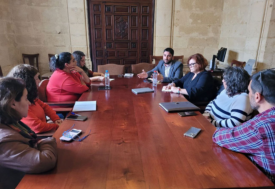 IU alerta de la situación que viven decenas de trabajadores y trabajadoras del Ayuntamiento de Sevilla