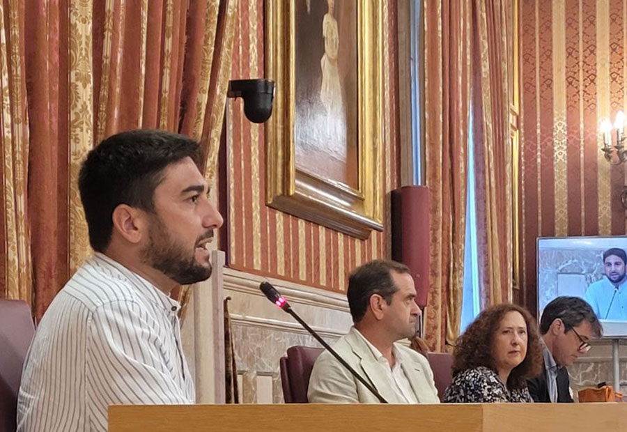 El concejal de Izquierda Unida en Sevilla, Ismael Sánchez, condena el cambio de competencias en atención al VIH por parte del Ayuntamiento